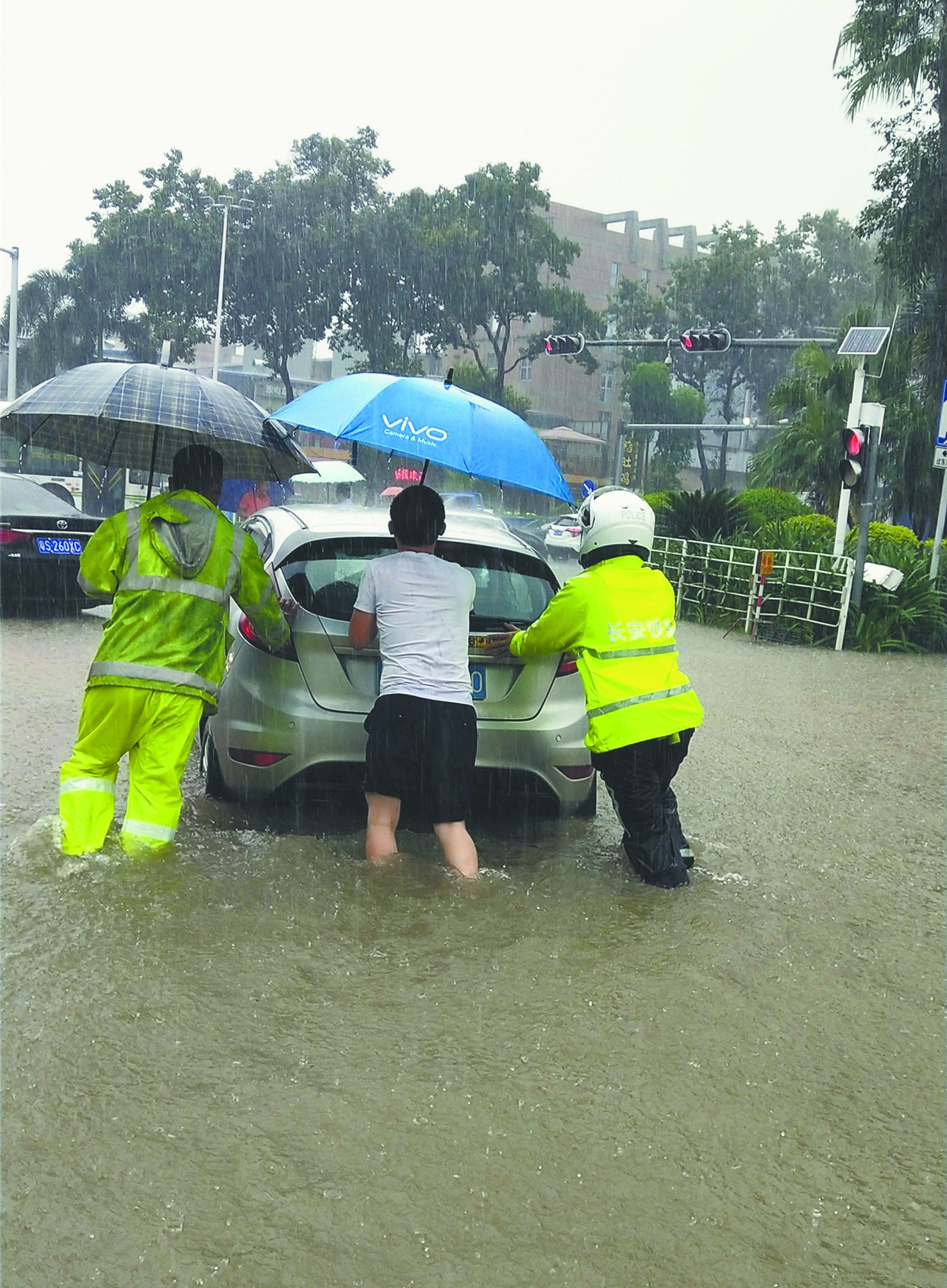 广东特大暴雨来袭，超过9亿人关注，我最不想看的一幕发生了…… - 哔哩哔哩