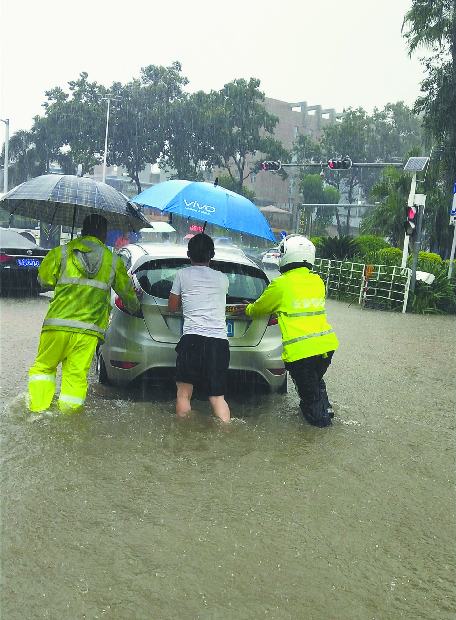 ▲特大暴雨期间,长安安排大量警力出警救助 长安供图