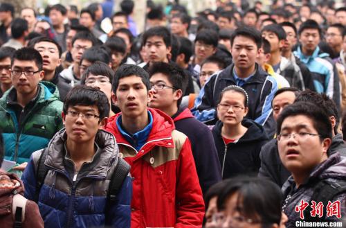资料图:2013年3月16日,考生们在南京东南大学考点排队进场参加自主招生考试。 泱波 摄