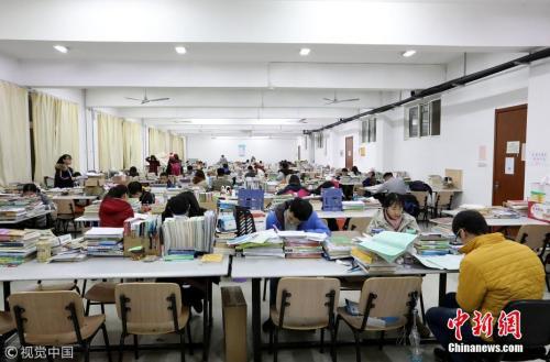 资料图：近百名大学生在自习室内备考。 图片来源：视觉中国