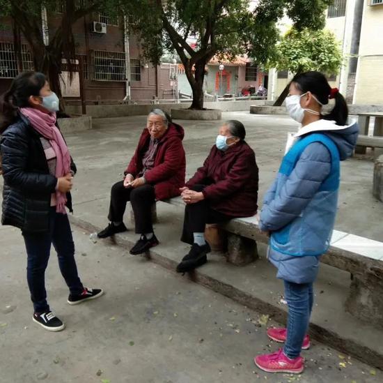 打工妈妈黄文曲在社区里志愿服务。