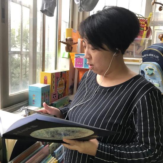 故事妈妈们在家录制故事。