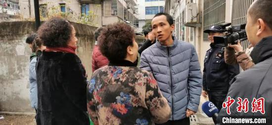 图为:居民激动地与向云话别 椒江供图 摄