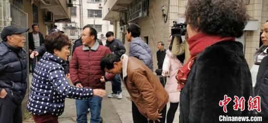 图为:向云父亲鞠躬感谢 椒江供图 摄