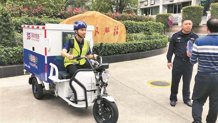 快递小哥骑上合格备案电动三轮车。