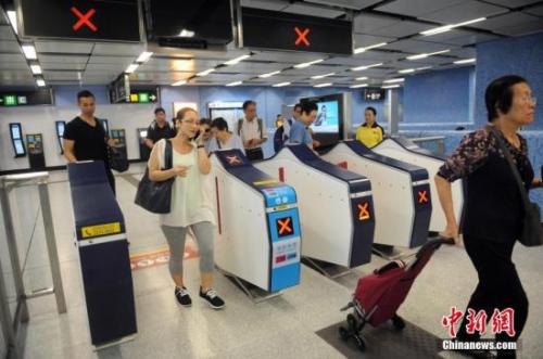 资料图：民众进入港铁车站。中新社记者 谭达明 摄