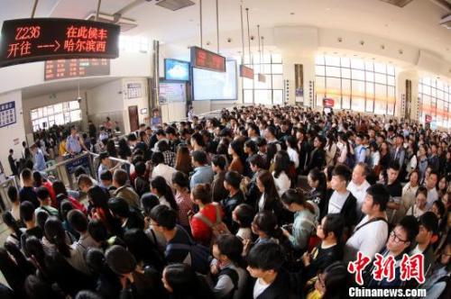 图为郑州火车站内大量等待检票上车的旅客。 周延民 摄