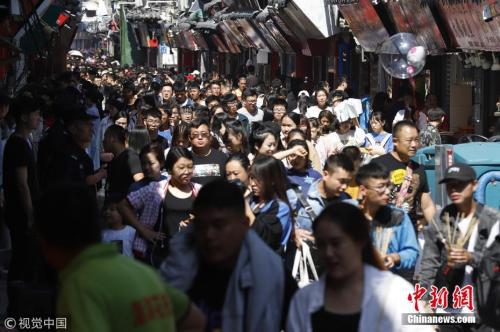 资料图：去年中秋山东济南芙蓉街老街巷景区的人海景观。 图片来源：视觉中国