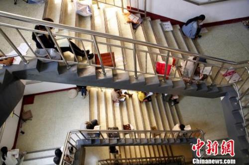 图为考研生坐在楼梯上专心背诵。 孙宏瑗 摄