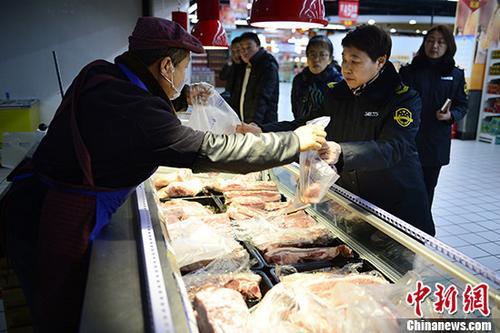 资料图：食药部门抽检农贸市场食品。 中新社记者 刘文华 摄