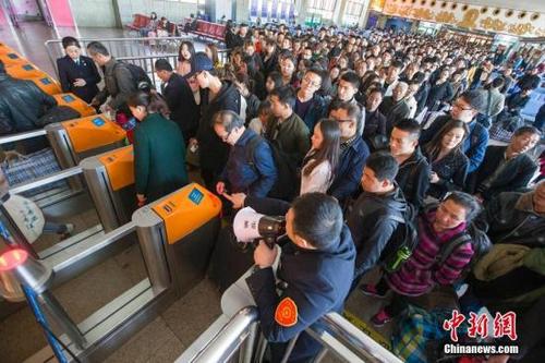 资料图:民众正在火车站排队检票。 张云 摄
