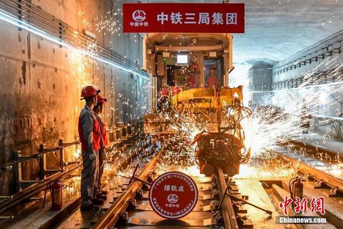 6月5日,广州地铁二十一号线后通段(员村至镇龙西)轨道工程顺利完成最后一个接头焊接,实现全线长轨贯通。中新社记者 陈骥旻 摄