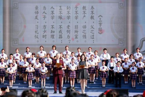 港澳台及广佛等地学生共千余人,以粤语、普通话、英语、手语诵读《三字经》