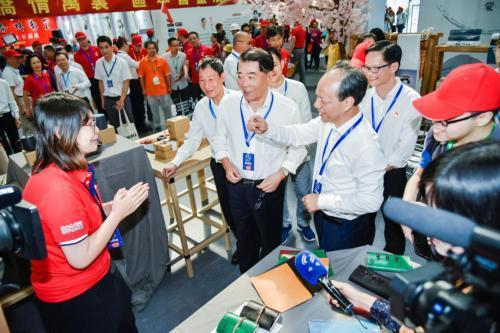 郭文海同志与嘉宾代表参观启蒙教育展