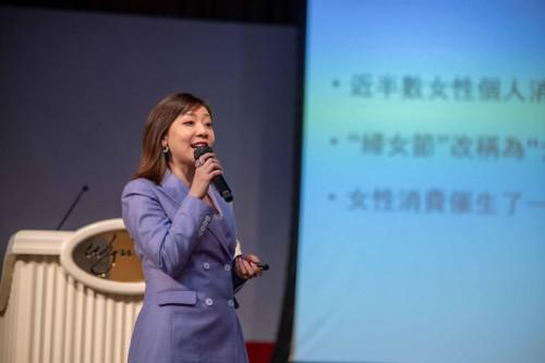 △在大赛赛前预热的‘创业论坛’上,澳门金融科技青年协会会长黄頴芝女士为我们带来《女性经济与创业》主题演讲。
