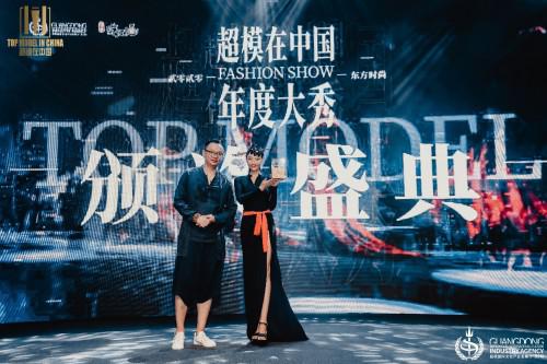 颁奖嘉宾:邝毅(左)得奖者:向妍潼(右)
