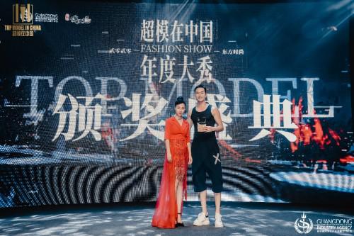 颁奖嘉宾:蔡易辰(左)得奖者:李双(右)