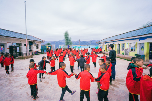 噢啦在尔马千村爱慕小学与孩子们跳达体舞