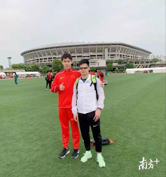 林俊泓与苏炳添合照