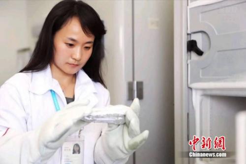 母乳采集员郝万清,正在认真核对和储存采集回来的母乳样本
