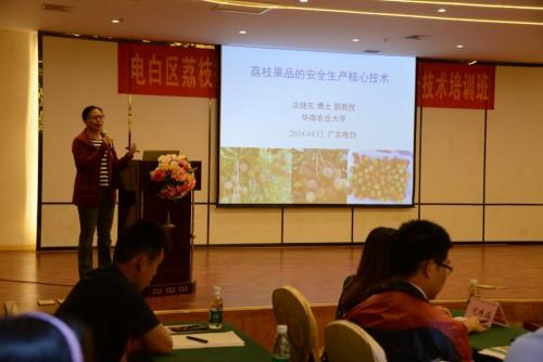 华南农业大学副教授冼继东博士传授病虫害防治技术和知识
