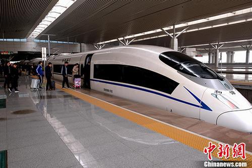 资料图:旅客准备乘坐高铁出行。 中新社记者 王中举 摄