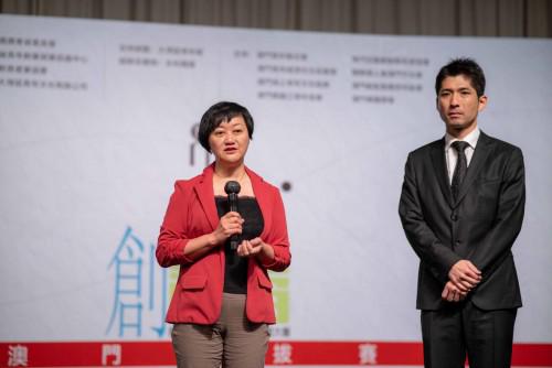 △前Google首席技术官,前思科Cisco全球企业网事业部全球副总裁、思科中国首席技术官江朝晖博士(左)在大赛上作总结发言。