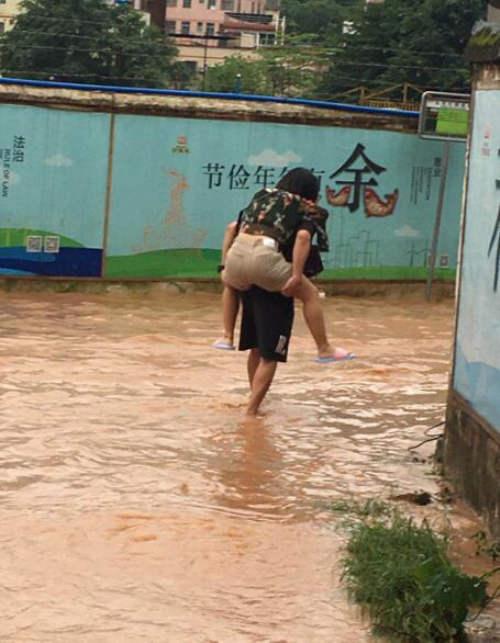 （27日广州出现强降水，部分路段出现积水。  摄影：荣哥）