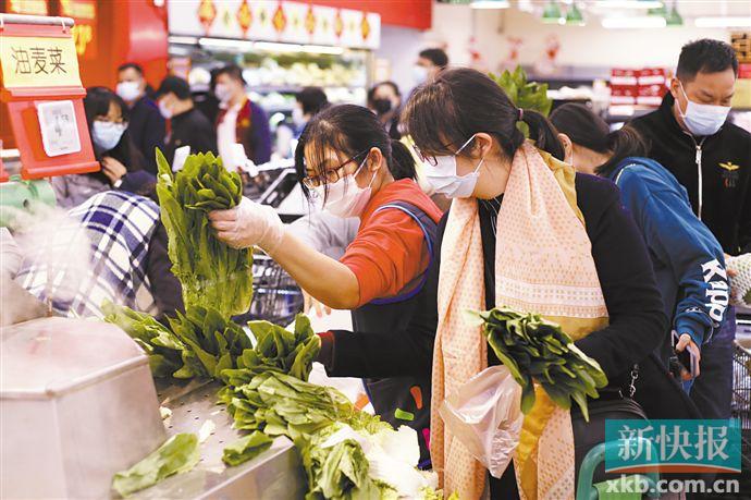■1月26日,天河棠下沃尔玛超市,市民在超市选购蔬菜。 新快报记者 毕志毅/摄