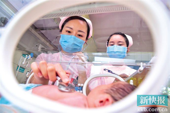 ■一家医院的新生儿科，医护人员在为一名婴儿做检查。 新华社资料图片