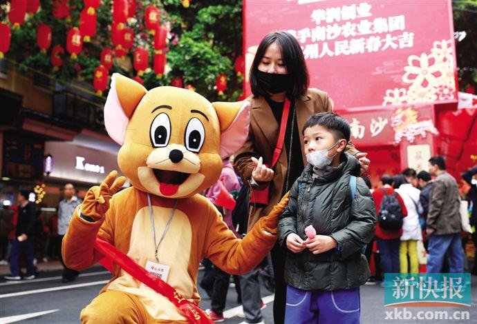 ■戴口罩逛花街成了今年广州花市的一道风景。新快报记者 龚吉林 李小萌/摄
