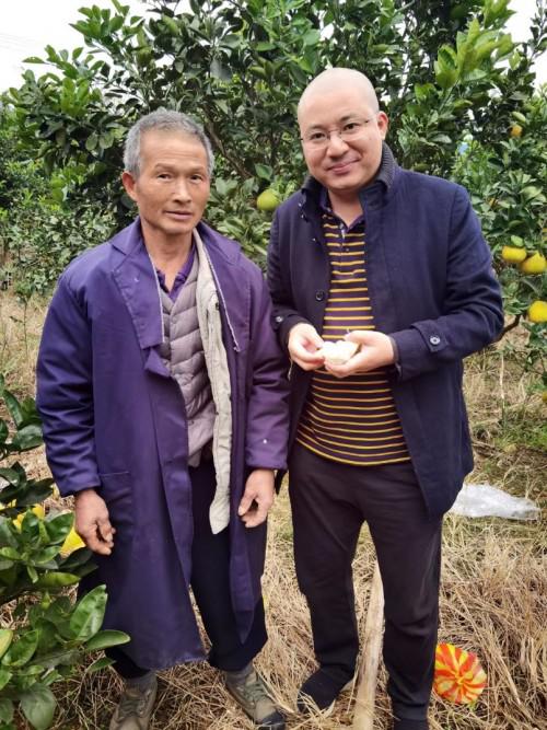 (同程生活联合创始人尹祥与产地农户亲切交流)