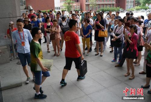 资料图:2015年6月13日,考生走出中国人民大学自主招生考试考场。 中新社发 侯宇 摄