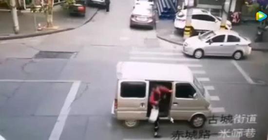 然而,当赵达和张强悄悄说话时,盼盼突然发问:“叔叔,是你吗?”