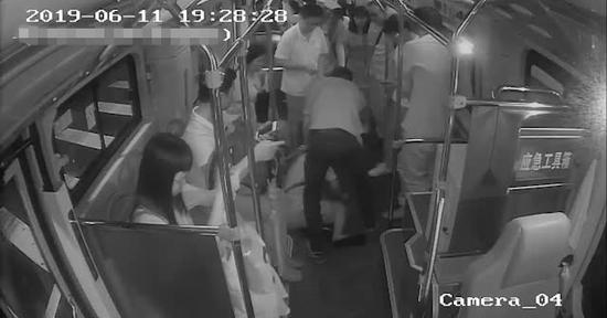 因错过站 广东醉酒男子抢夺公交车方向盘被刑拘(图)