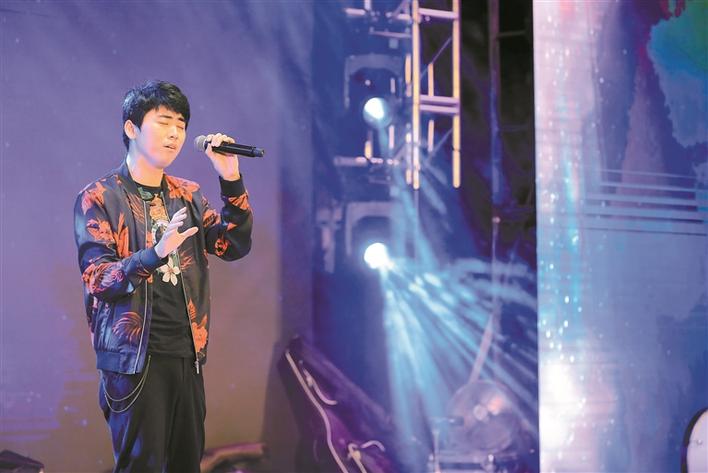 深圳大学城艺术团男声独唱《贝加尔湖畔》。