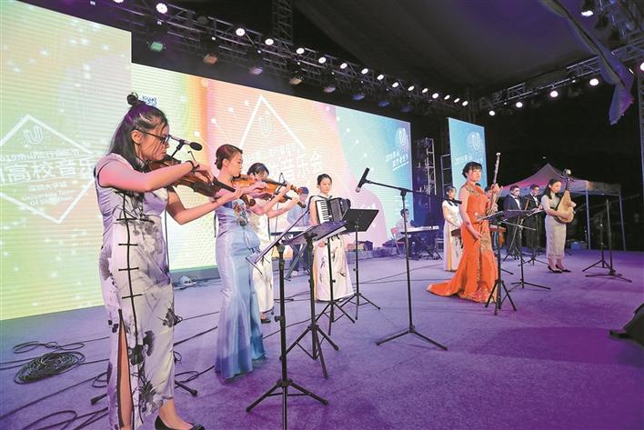 深圳大学城艺术团表演原创器乐合奏《惊蛰》。