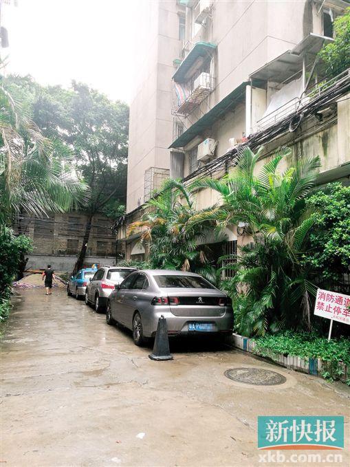 ■荔湾区121大院3号-15号,大院内路口竖立着“消防通道,禁止停车”牌子,但该通道上仍然停放着多辆小车。新快报记者谢源源/摄