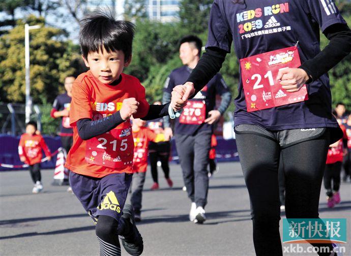 ■2019广州马拉松举行亲子跑，参赛家庭欢乐开跑。　新快报记者　李小萌/摄