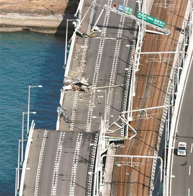 9月5日，日本大阪，遭到油轮撞击的桥梁。@视觉中国