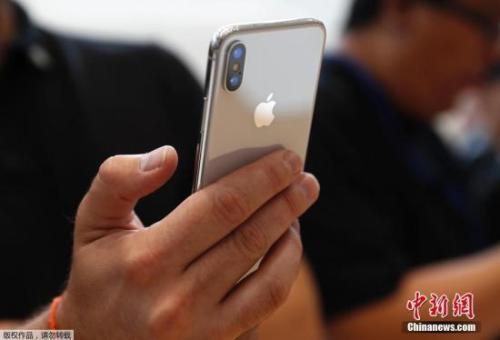 资料图:用户在使用iPhone。
