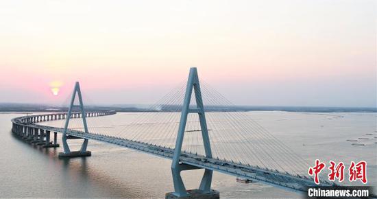 广东通明海特大桥贯通。广东省交通集团 供图