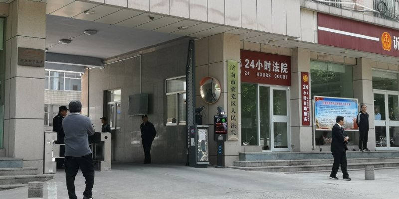 今日（5月9日）14时，“莱芜暴力杀医案”在莱芜区法院二审开庭。新京报记者 齐超 摄