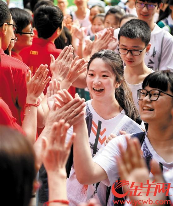 昨日，广州中考开考，学生自信满满上考场。 记者 汤铭明 摄