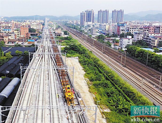 ■广清城际铁路铺轨作业开始。通讯员供图