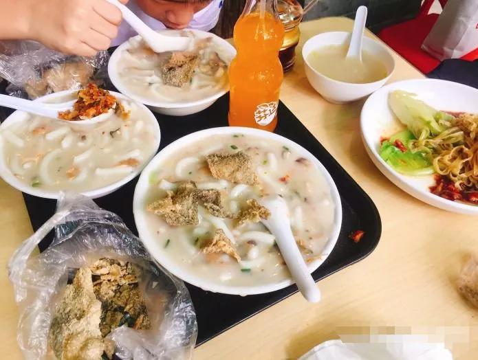 白嫩圆滑的粉条配上猪油渣、香菇、虾米做的汤底很好吃,粉条吃起来嚼劲十足。