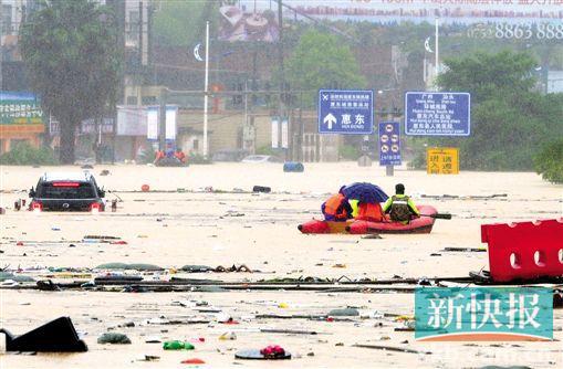 ■航拍中的惠东白花镇，部队官兵派发救灾物资。VCG供图