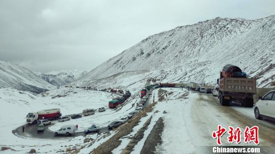 暴雪致川藏线数百辆车受阻 路凯 摄