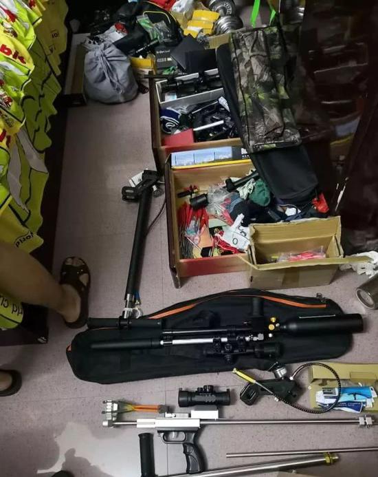 广东乐昌一男子因在卧室床底私藏武器库被刑拘