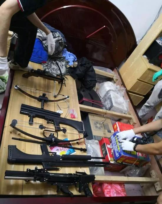 广东乐昌一男子因在卧室床底私藏武器库被刑拘